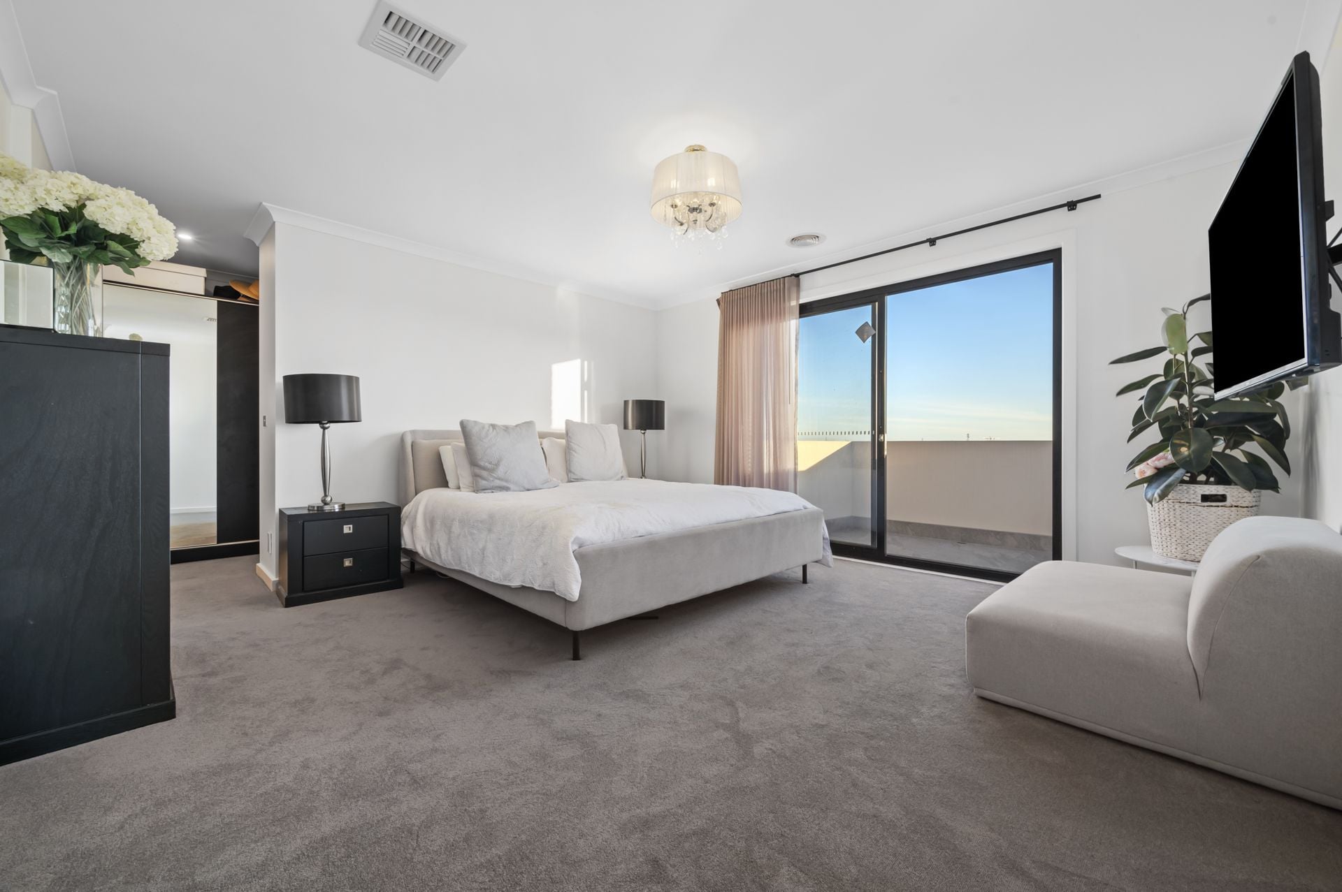 THE ULTIMATE ENTERTAINER - COMPLETE FAMILY PACKAGE