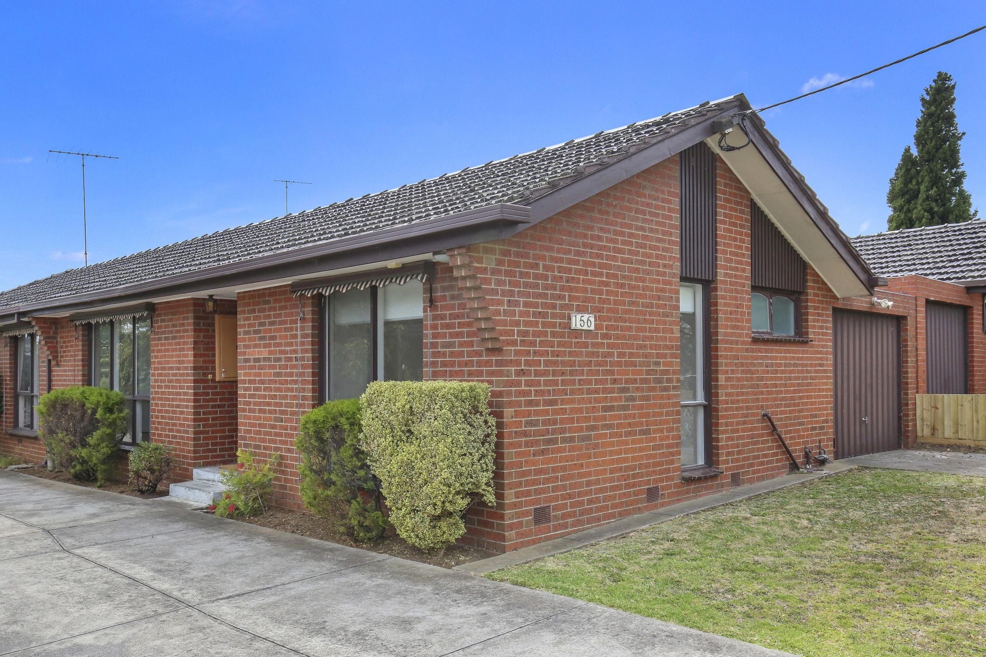 EXTRA SPACIOUS ONE BEDROOM UNIT