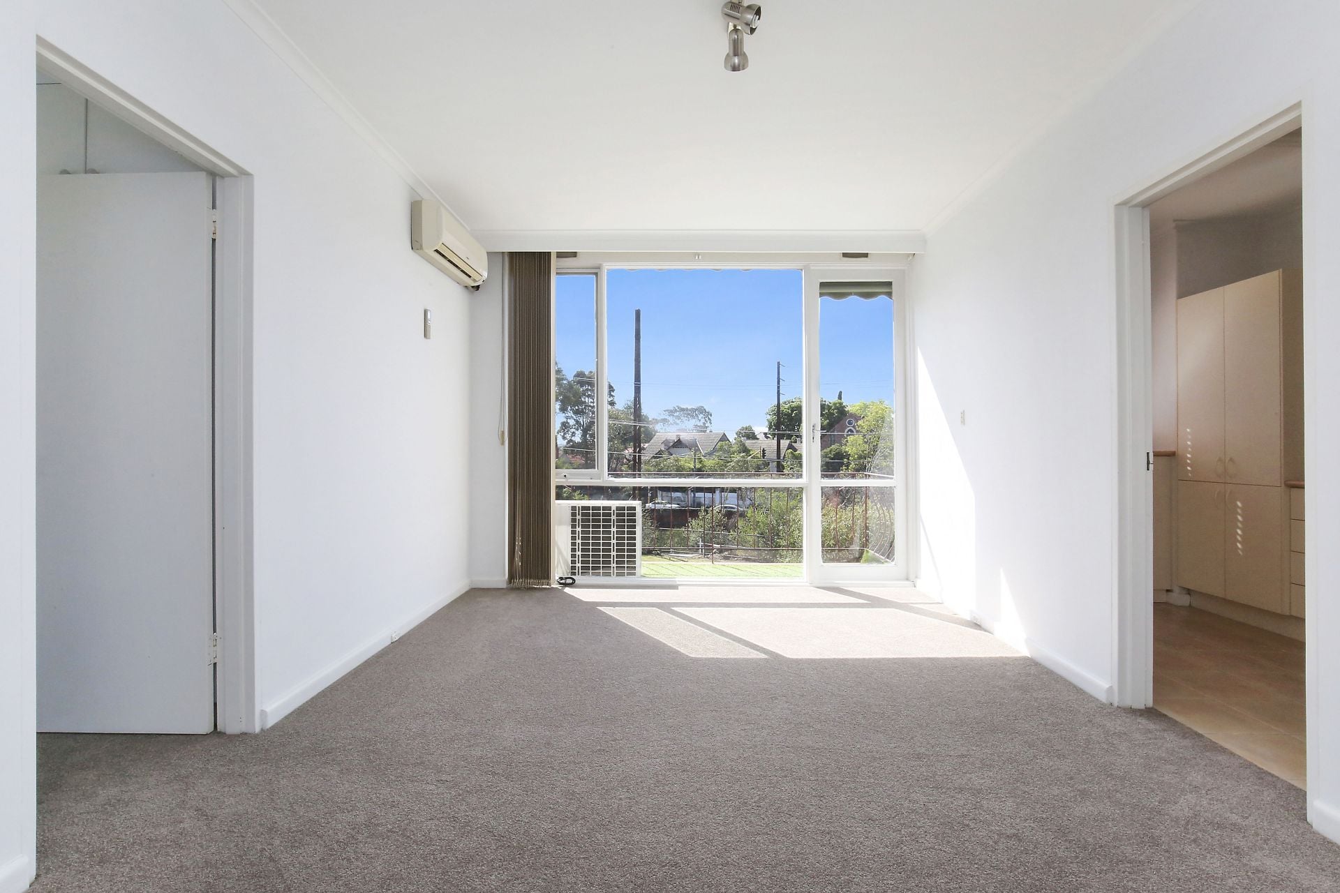 **Bright & Sunny Unit**