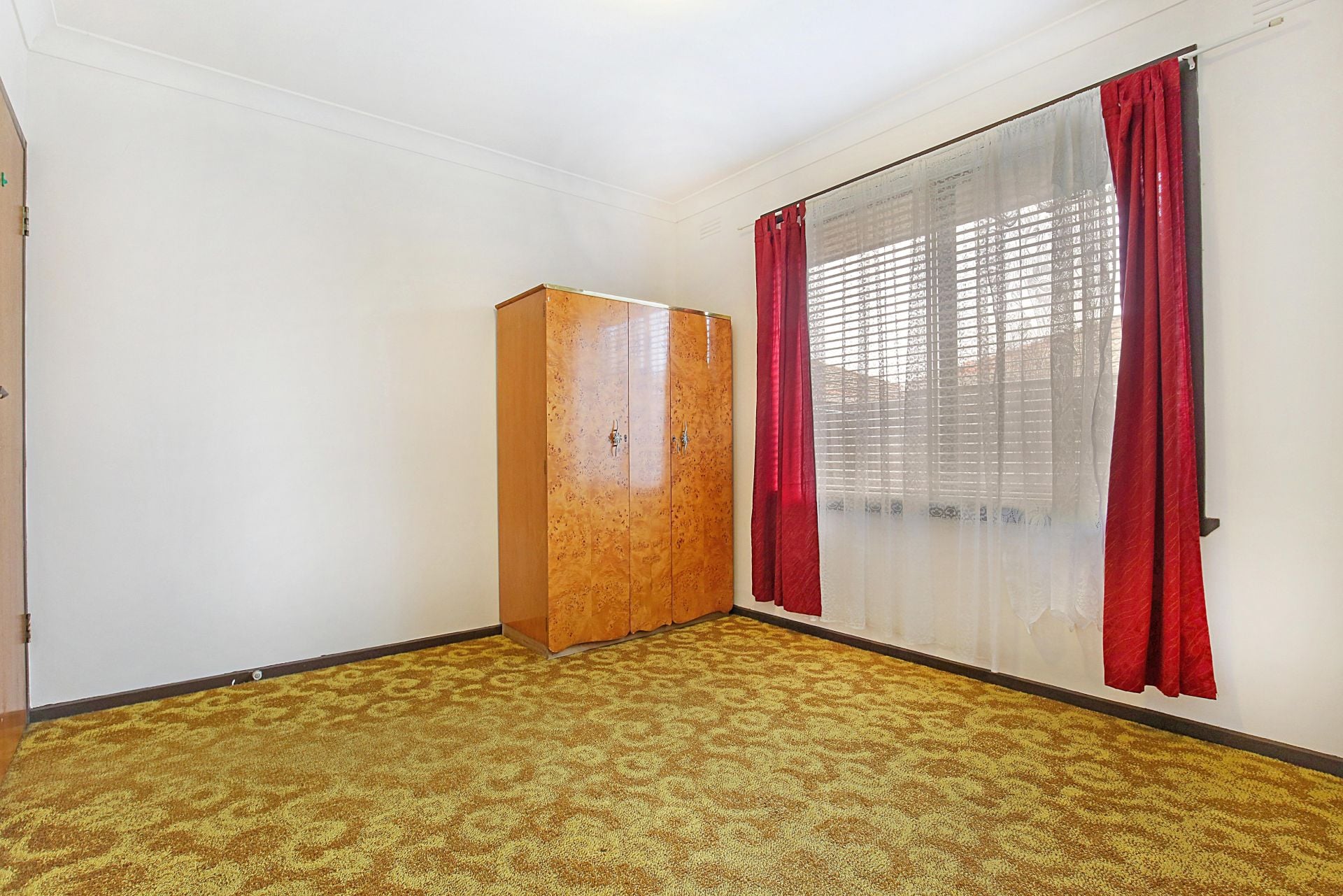 WALKING DISTANCE TO AMENITIES!