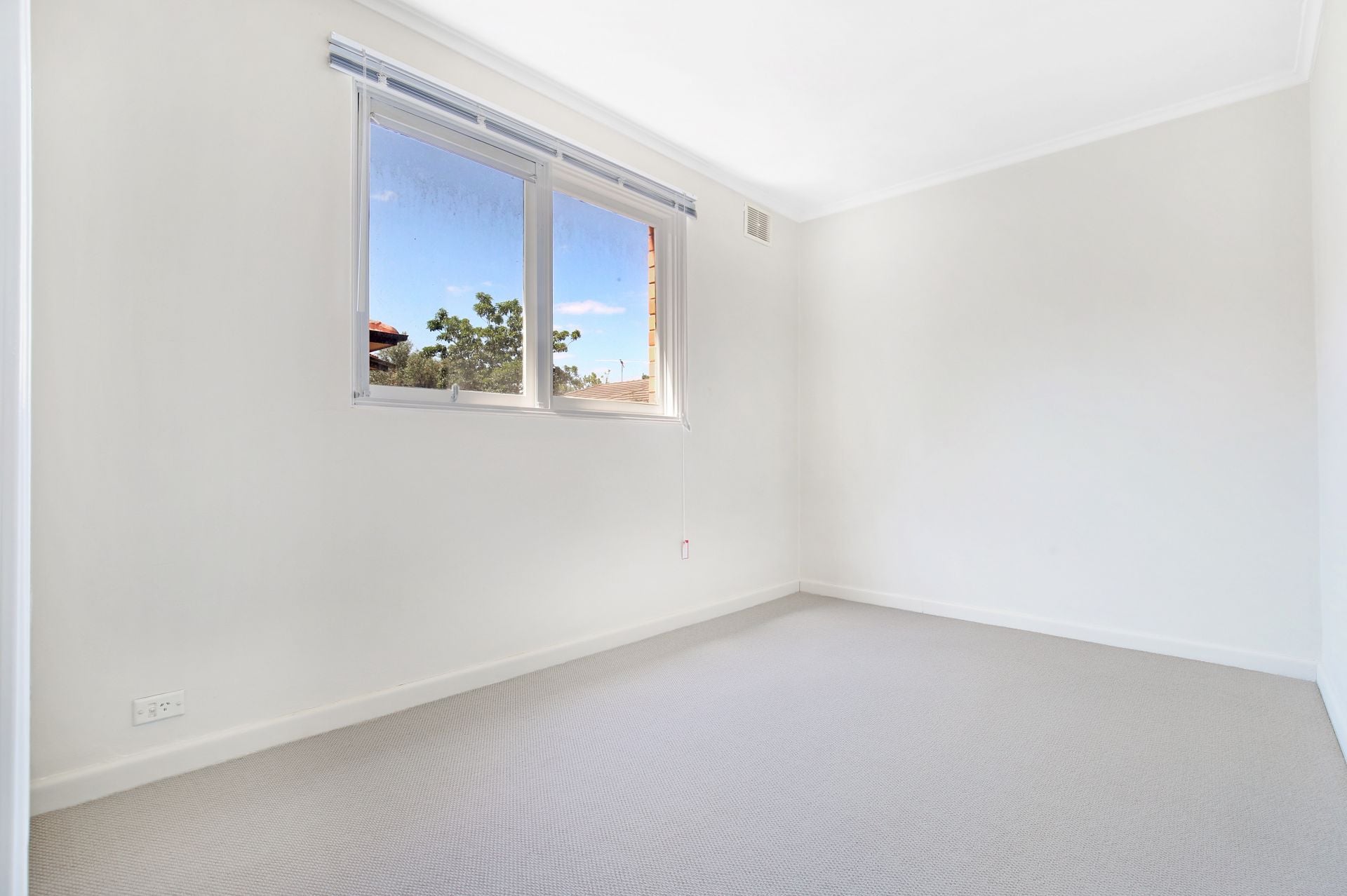 ***** Ground Level low maintenance apartment***
