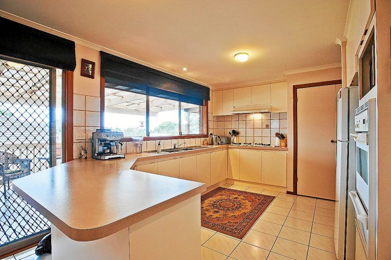 3 Carey Crescent, Bacchus Marsh - Thumbnail 4