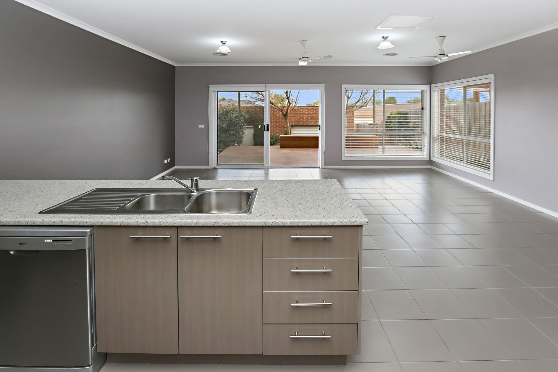 STYLISH HOME, SUPERB LOCATION  *Insp Sat 6th Oct @ 10:00am & Tue 9th Oct @ 5:00pm*