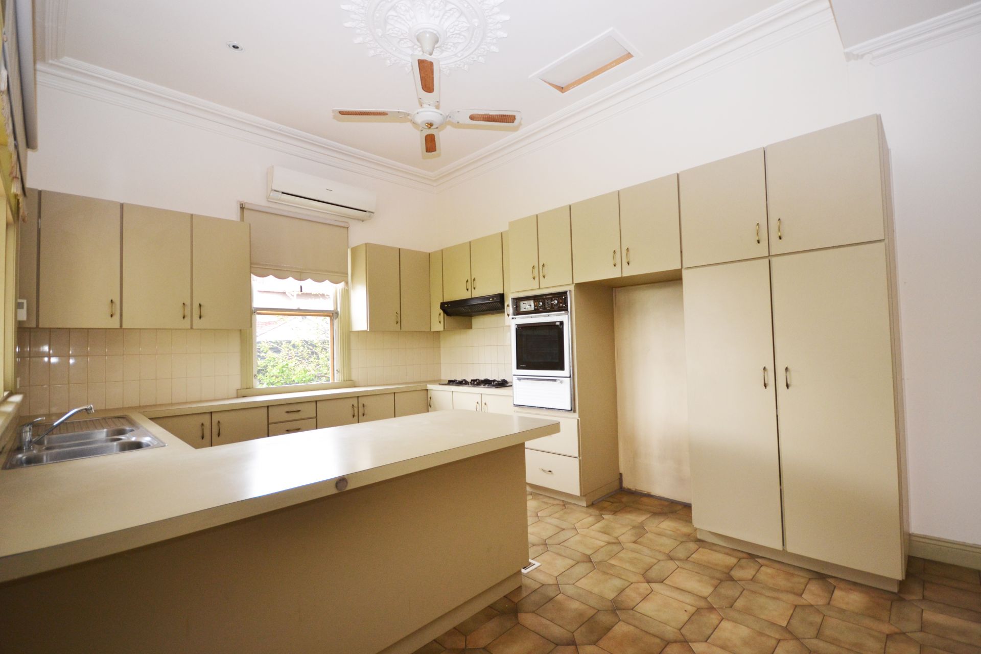 CLASSIC TIMELESS BEAUTY MATCHED WITH A FIRST CLASS LOCATION