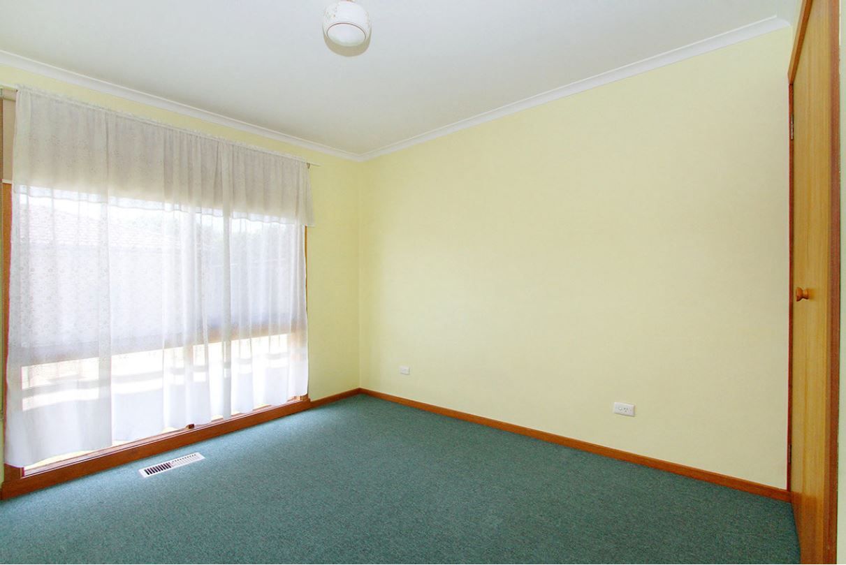 CLOSE TO THE LAKE AND PARK