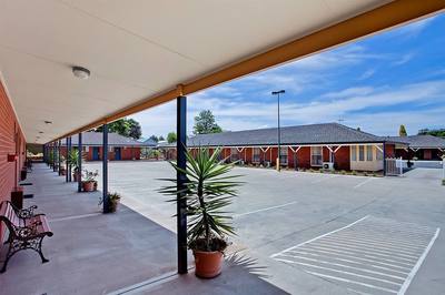 MOTEL FREEHOLD INVESTMENT – BEAUTIFULLY PRESENTED PREMIUM MOTEL IN STRONG MOTEL TOWN