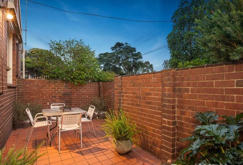 CUTE, COSY & WITH A PERFECT PARKSIDE POSITION