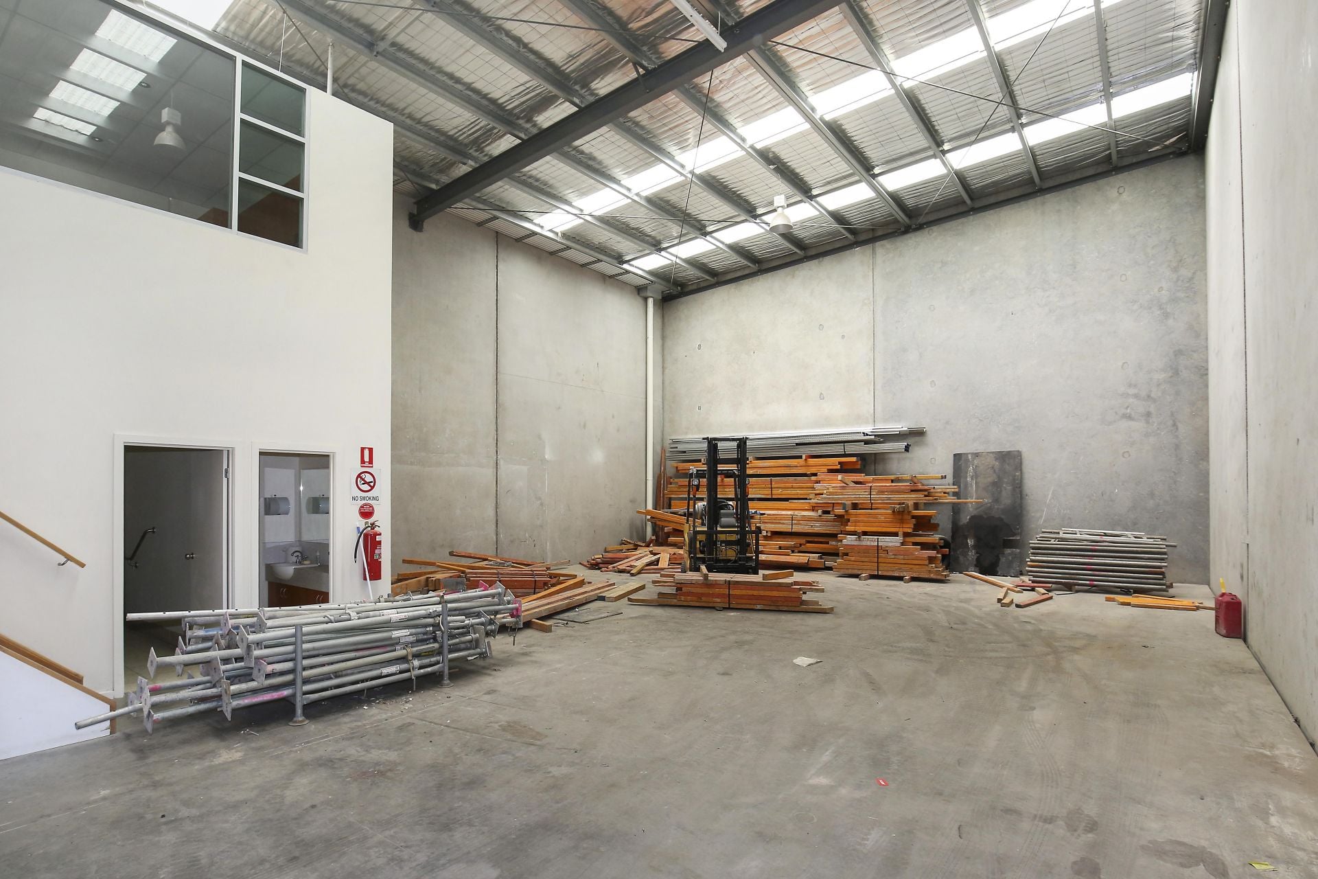 OFFICE/WAREHOUSE WITH MODERN LOOKS