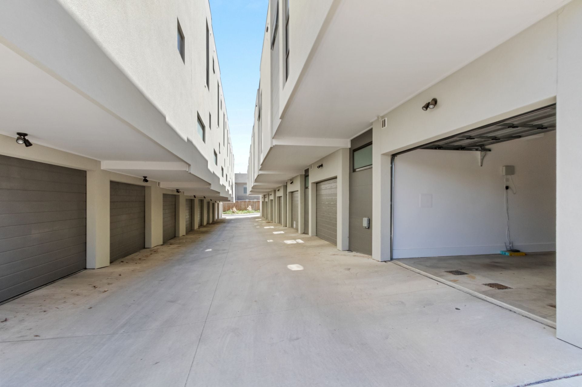 Near New Townhouse with Rooftop Terrace
