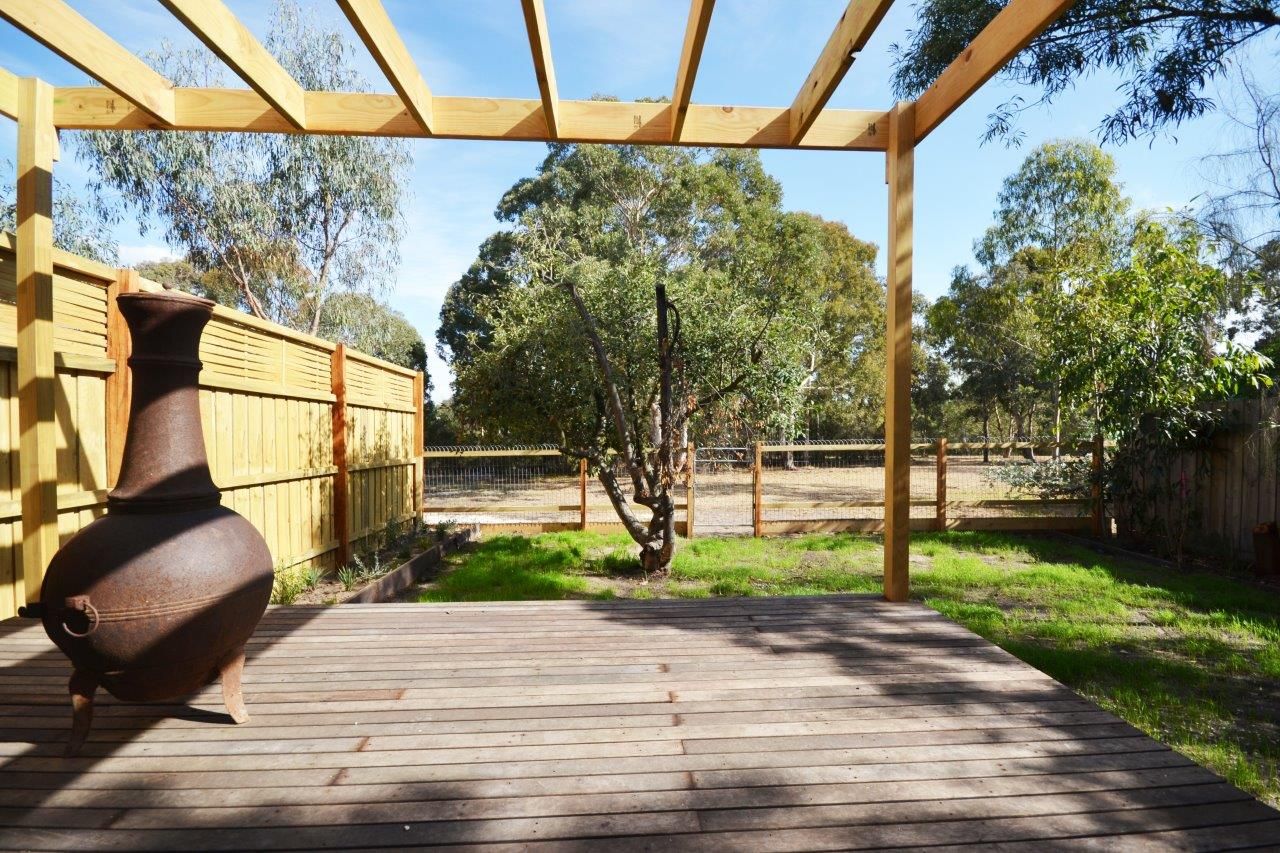 CONTEMPORARY LIVING & IN A FABULOUS LOCATION