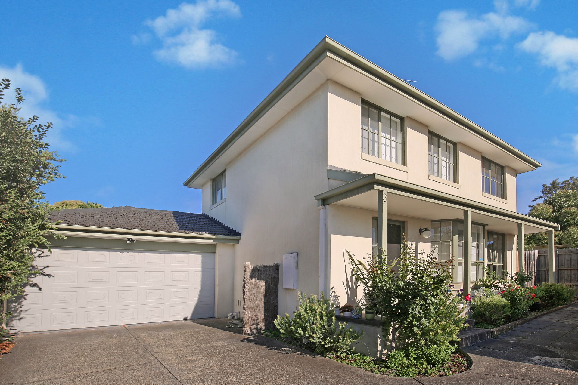 CONTEMPORARY LIVING IN A PRIME LOCATION!