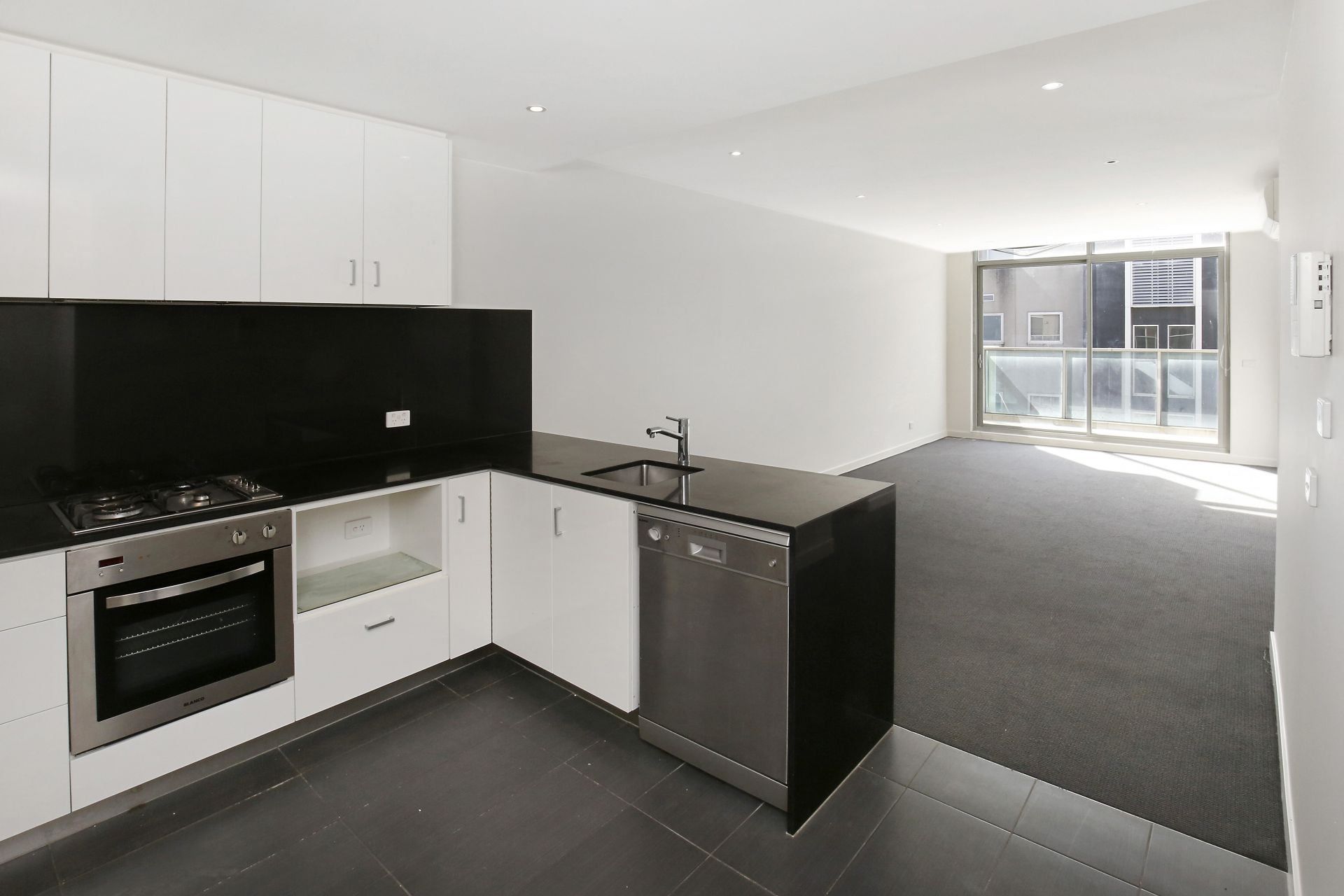 Light and Bright 2 Bedroom Apartment in Convenient Location