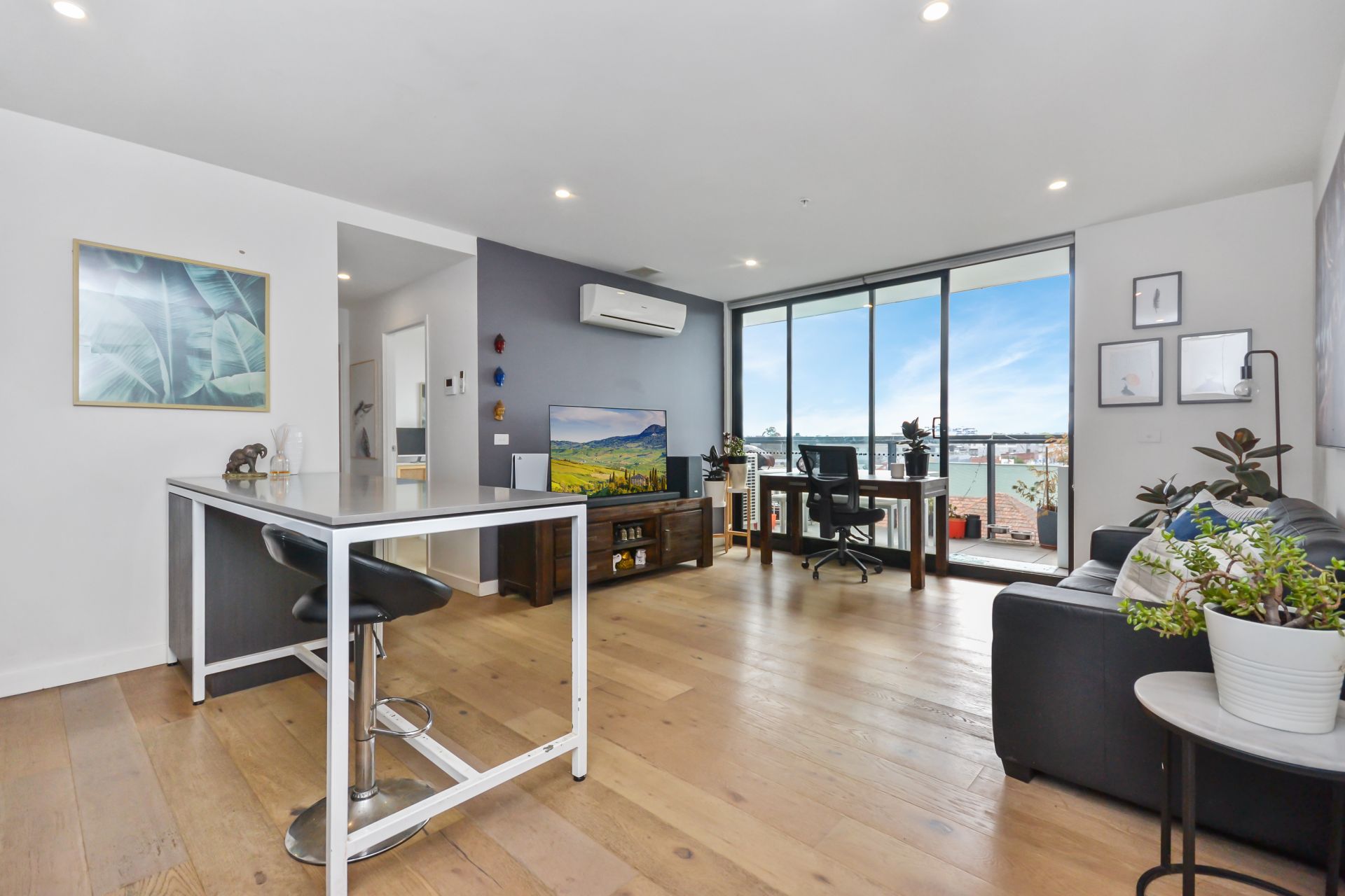 CONTEMPORARY AND CHIC
