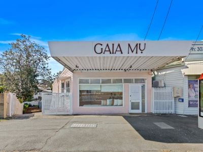 RARE REFURBISHED FREESTANDING RETAIL/OFFICE!