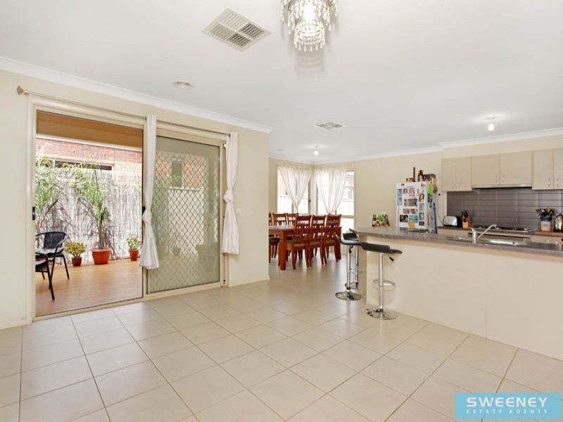8 Hascombe Drive, Caroline Springs - Thumbnail 5
