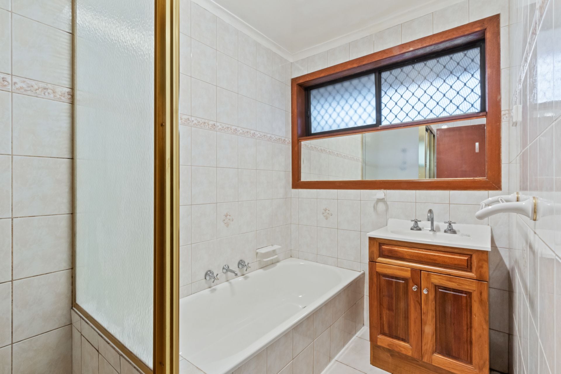 A Vision Of Mid-Century Charm With Spacious Dimensions