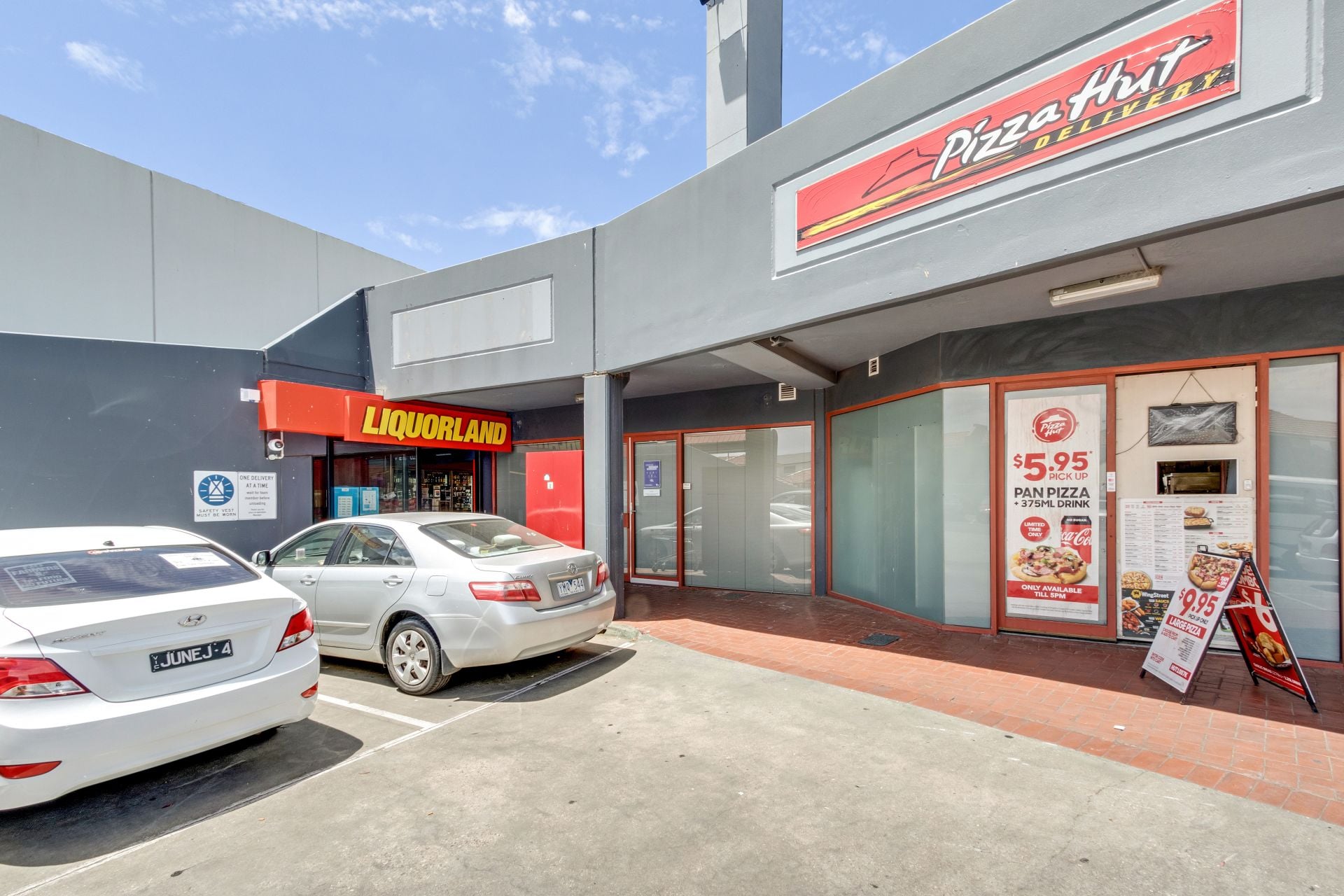 PRIME OFFICE/ RETAIL SPACE WITH EXCELLENT CUSTOMER PARKING