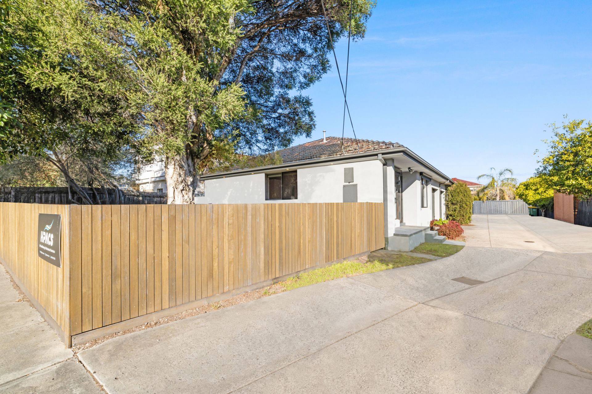 Stylish Unit with Expansive Courtyard Retreat