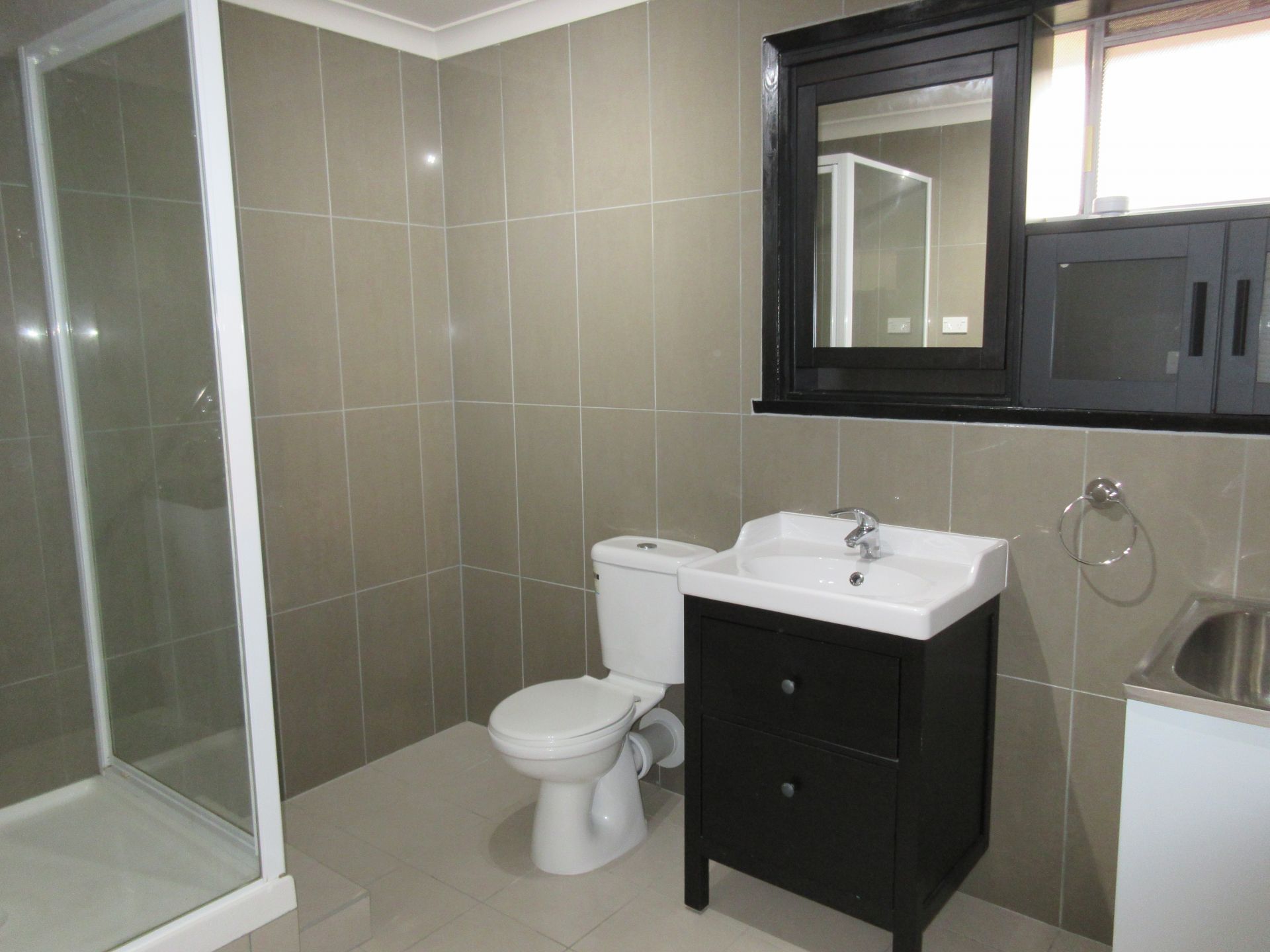 LUXURIOUSLY REFURBISHED ONE BEDROOM APARTMENT.