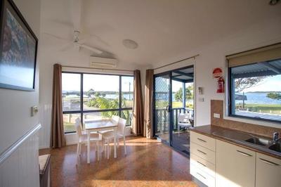 WATERFRONT HOLIDAY PARK - 2 HRS FROM SYDNEY & CANBERRA