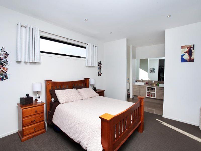 16 Seddon Place, Caroline Springs - Thumbnail 8