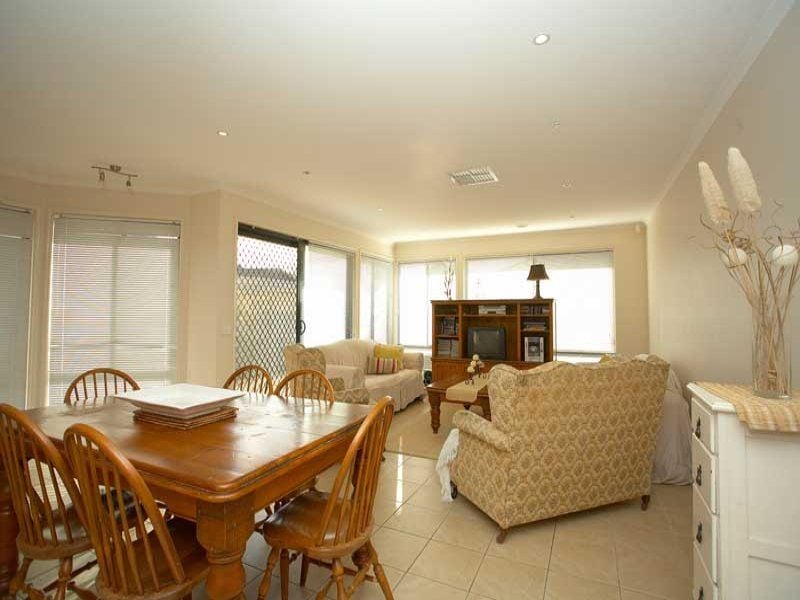 14 Scenic Drive, Sanctuary Lakes - Thumbnail 2