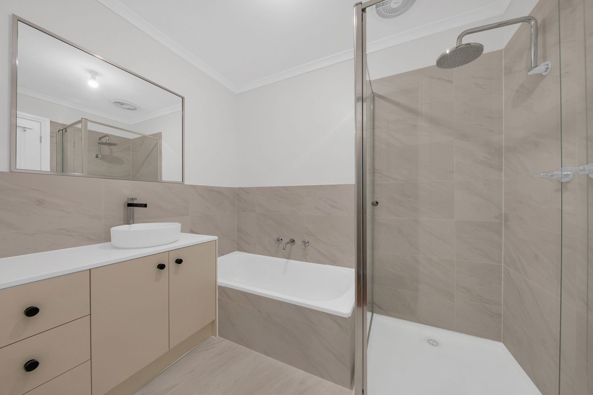 Perfectly located! Neat & Tidy!