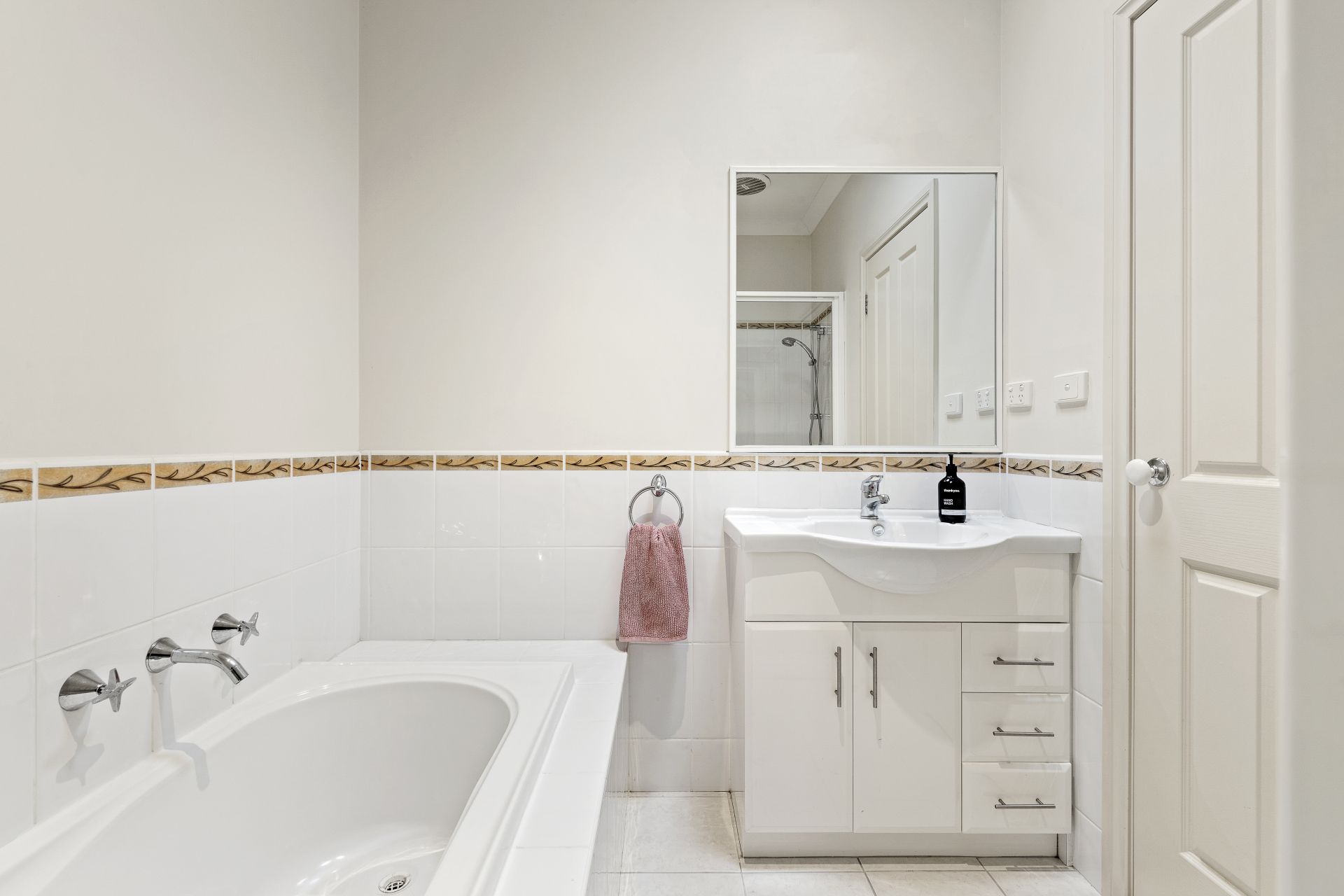 PRIME LOCATION , BEACONSFIELD GEM