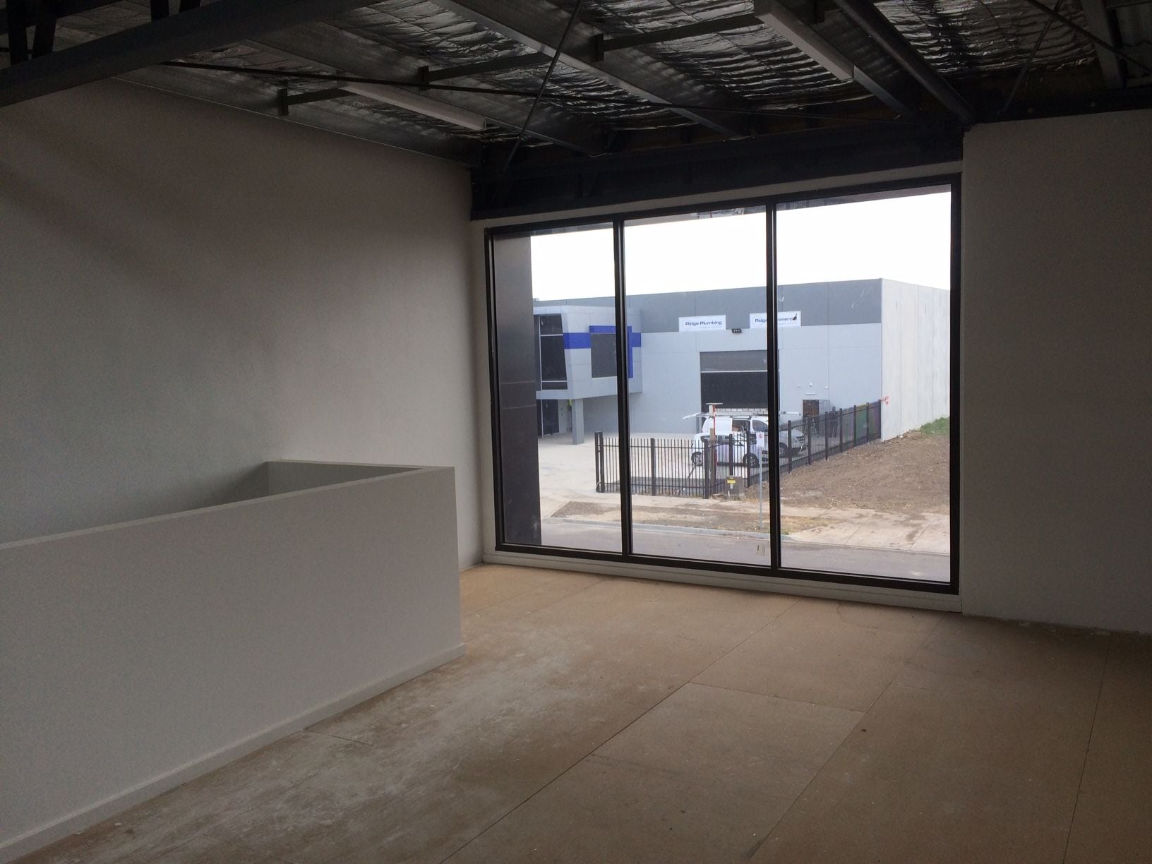 BRAND NEW LIGHT AND BRIGHT 375SQM OFFICE/WAREHOUSE
