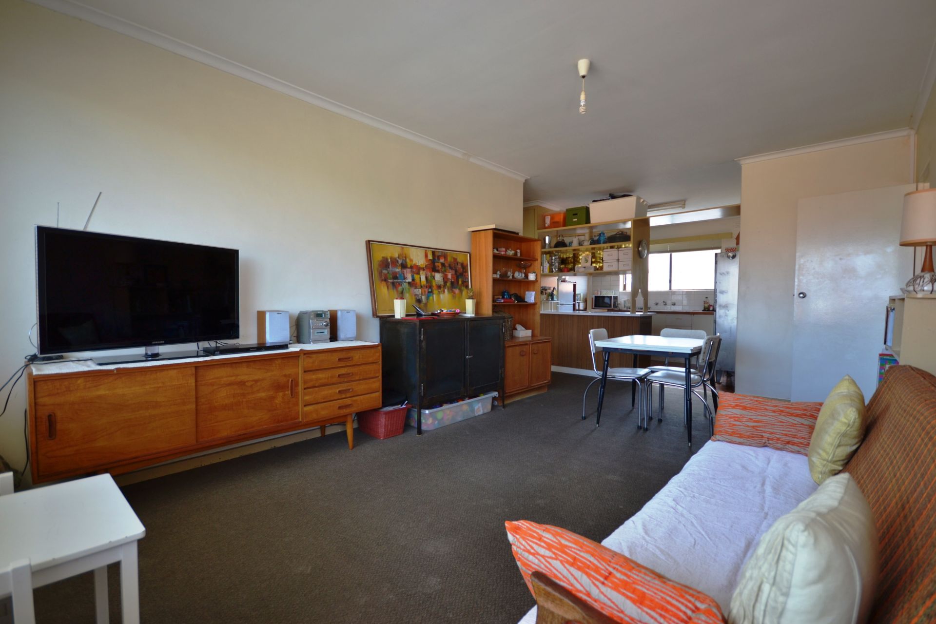 SPACIOUS FIRST FLOOR APARTMENT - LOADS OF SUNLIGHT!!