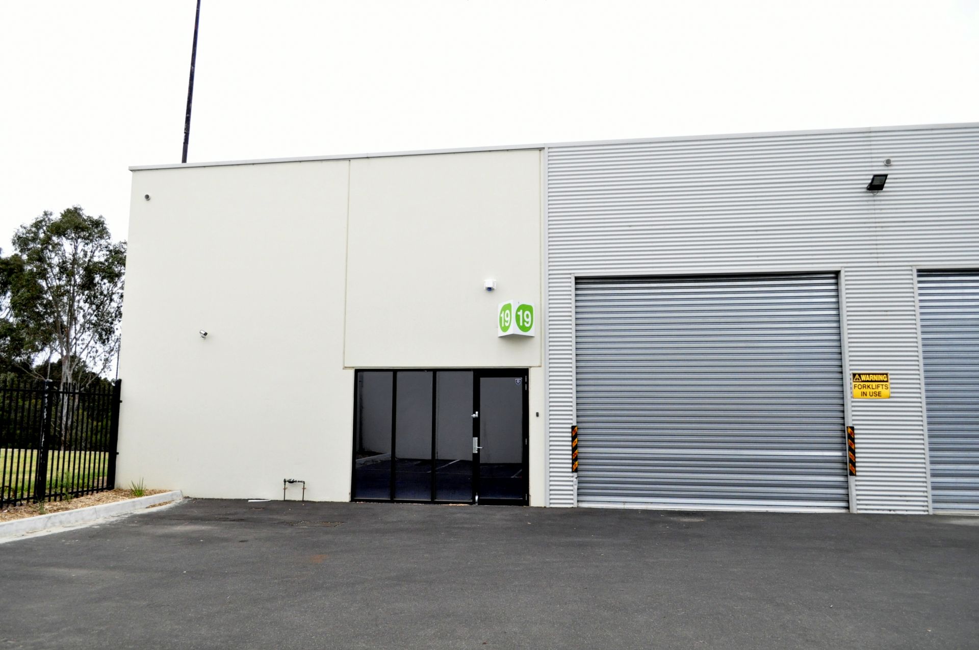 AS NEW 269.50 SQM OFFICE/WAREHOUSE WITH CREEK FRONTAGE M & M BUSINESS PARK