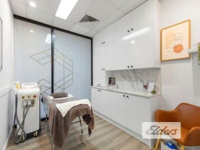 FULLY LEASED MOUNT GRAVATT FREESTANDER