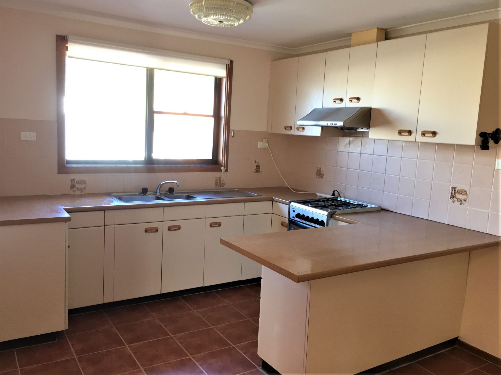 Over Sized Villa - Walk to Transport