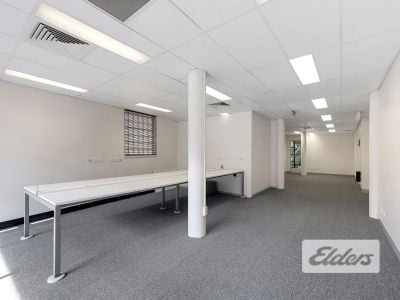 FUNCTIONAL GROUND FLOOR TENANCY + 3 CARS!