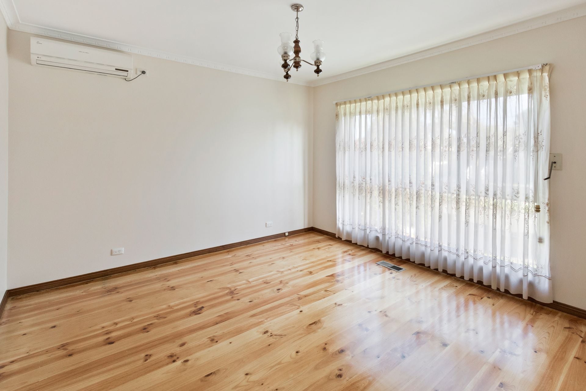 PERFECTLY POSITIONED FAMILY HOME!   **FRESHLY PAINTED**