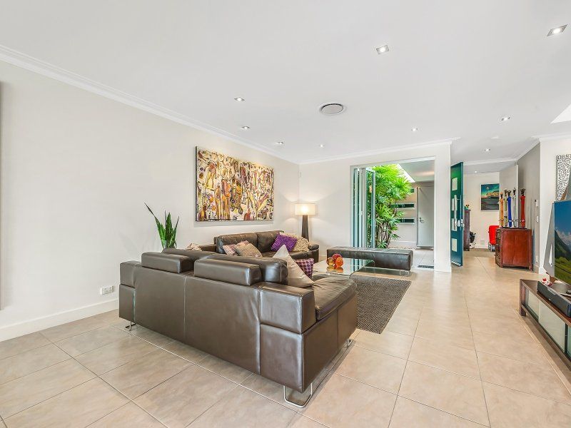11A Vespa Crescent, Bundall - Thumbnail 7