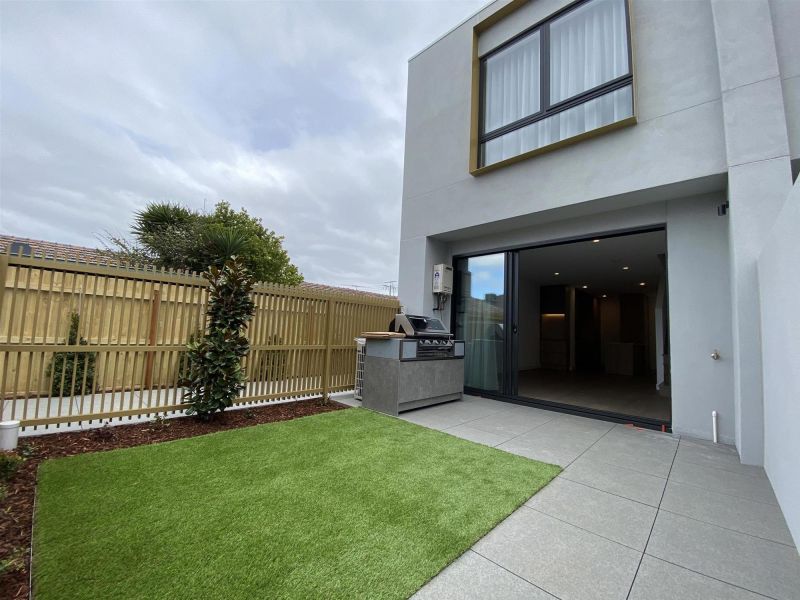 GORGEOUS COURTYARD