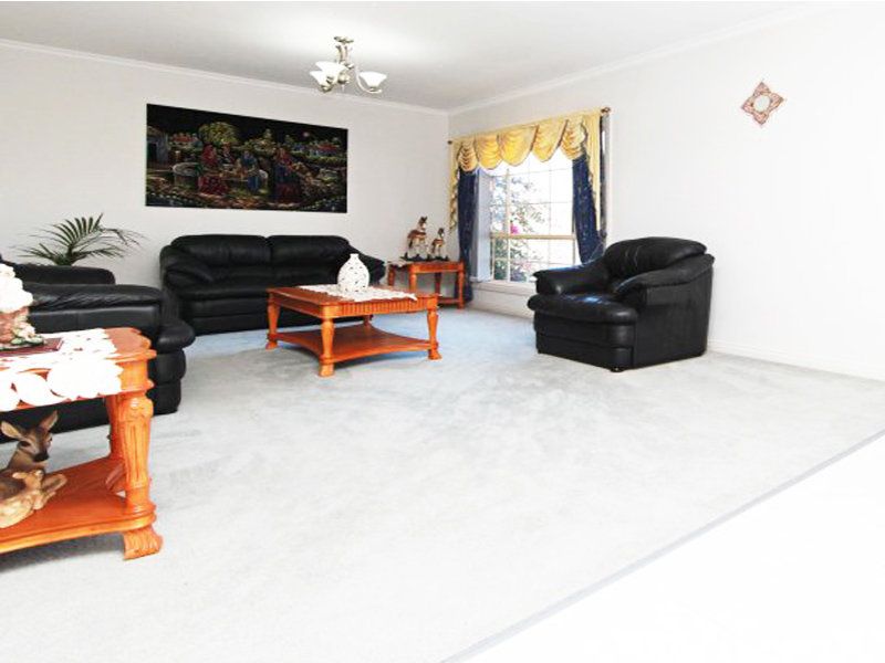 7 St. Ronan's Grove SOUTH MORANG, South Morang - Thumbnail 5