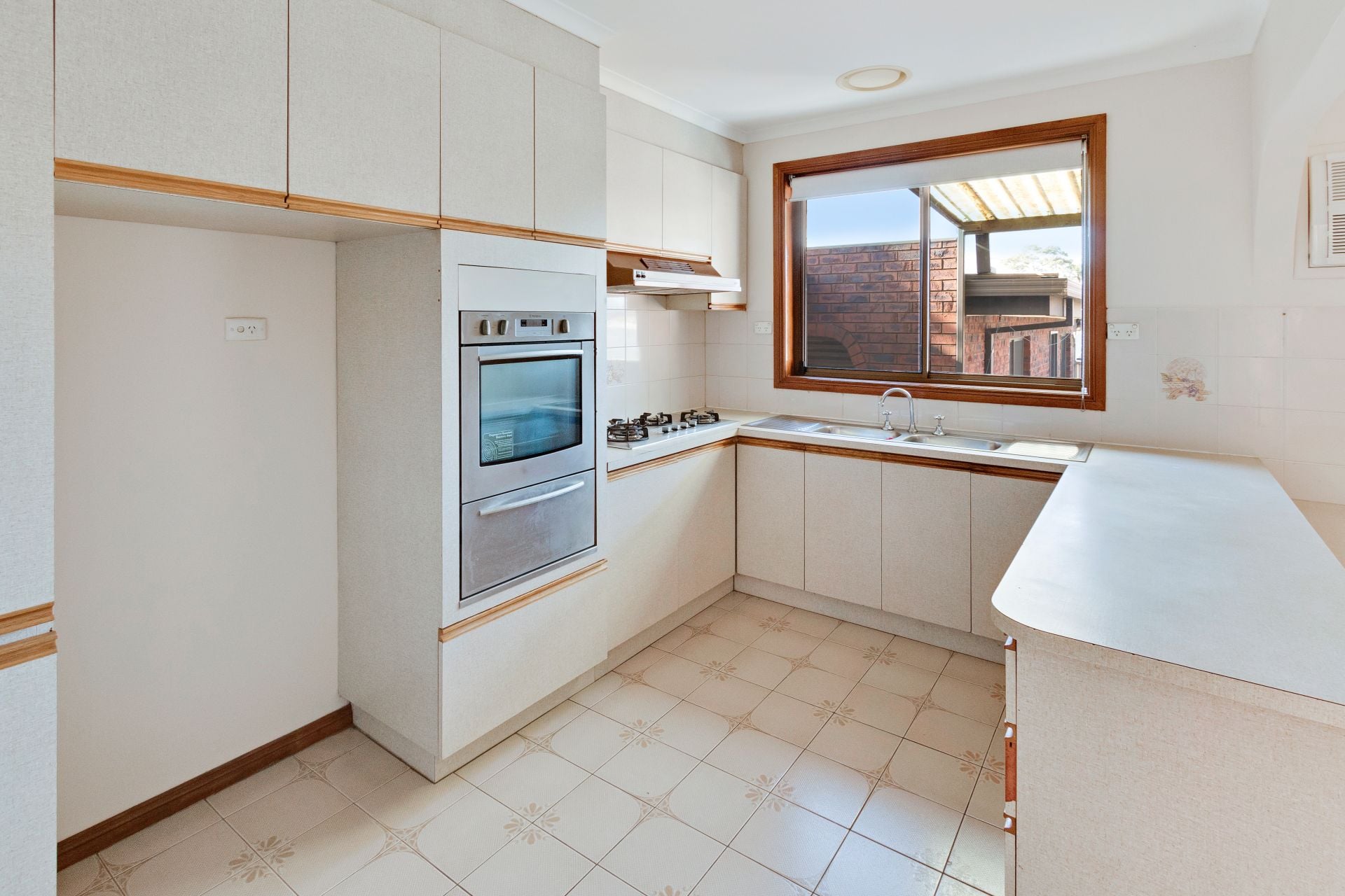 PERFECTLY POSITIONED FAMILY HOME!   **FRESHLY PAINTED**