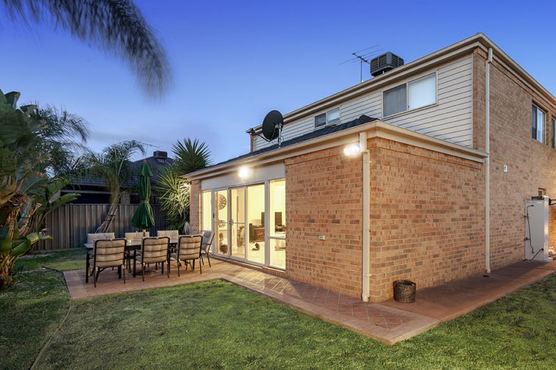 17 Hawkstowe Parade, South Morang - Thumbnail 8