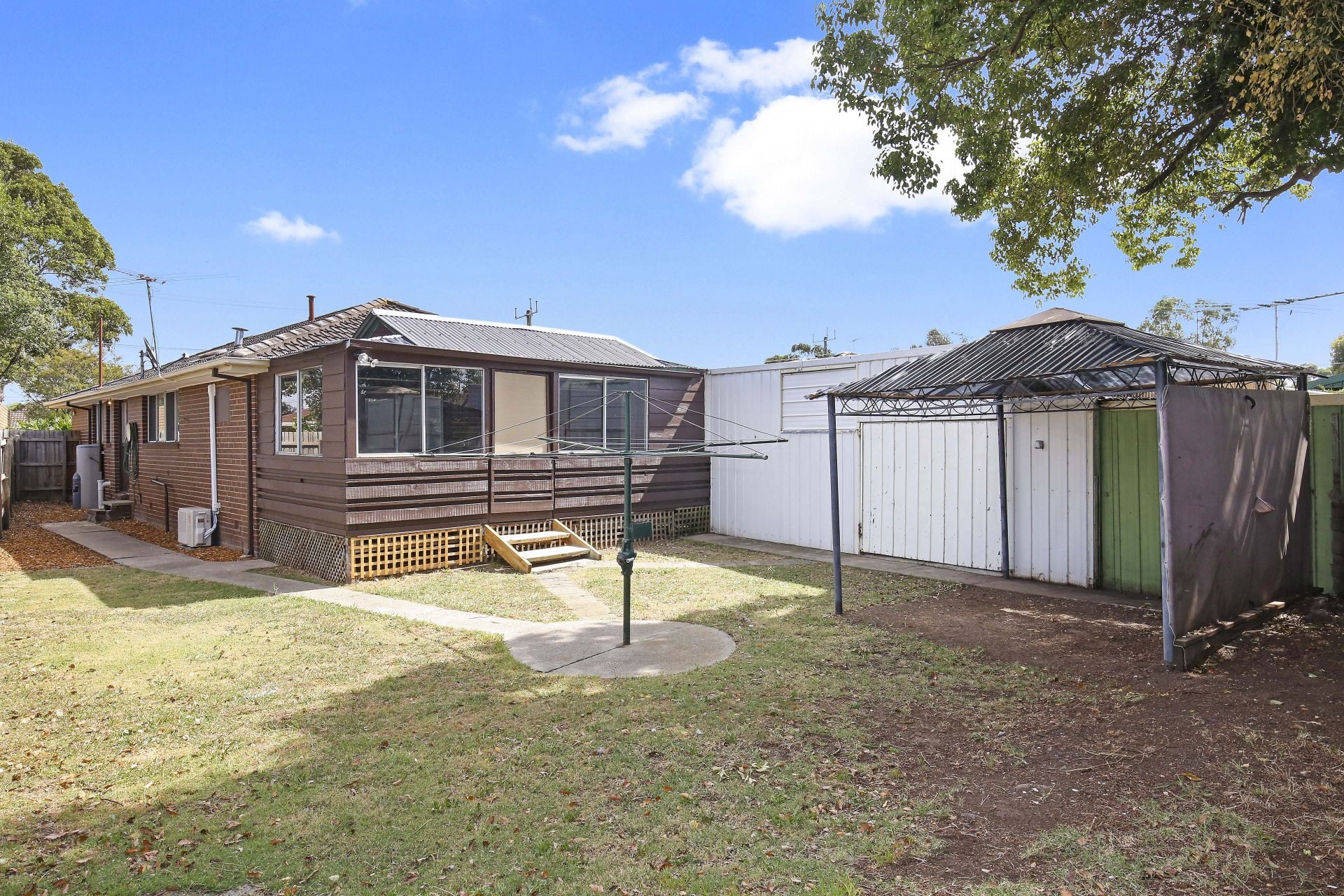 CENTRAL LOCATION IN IMPECCABLE CONDITION!