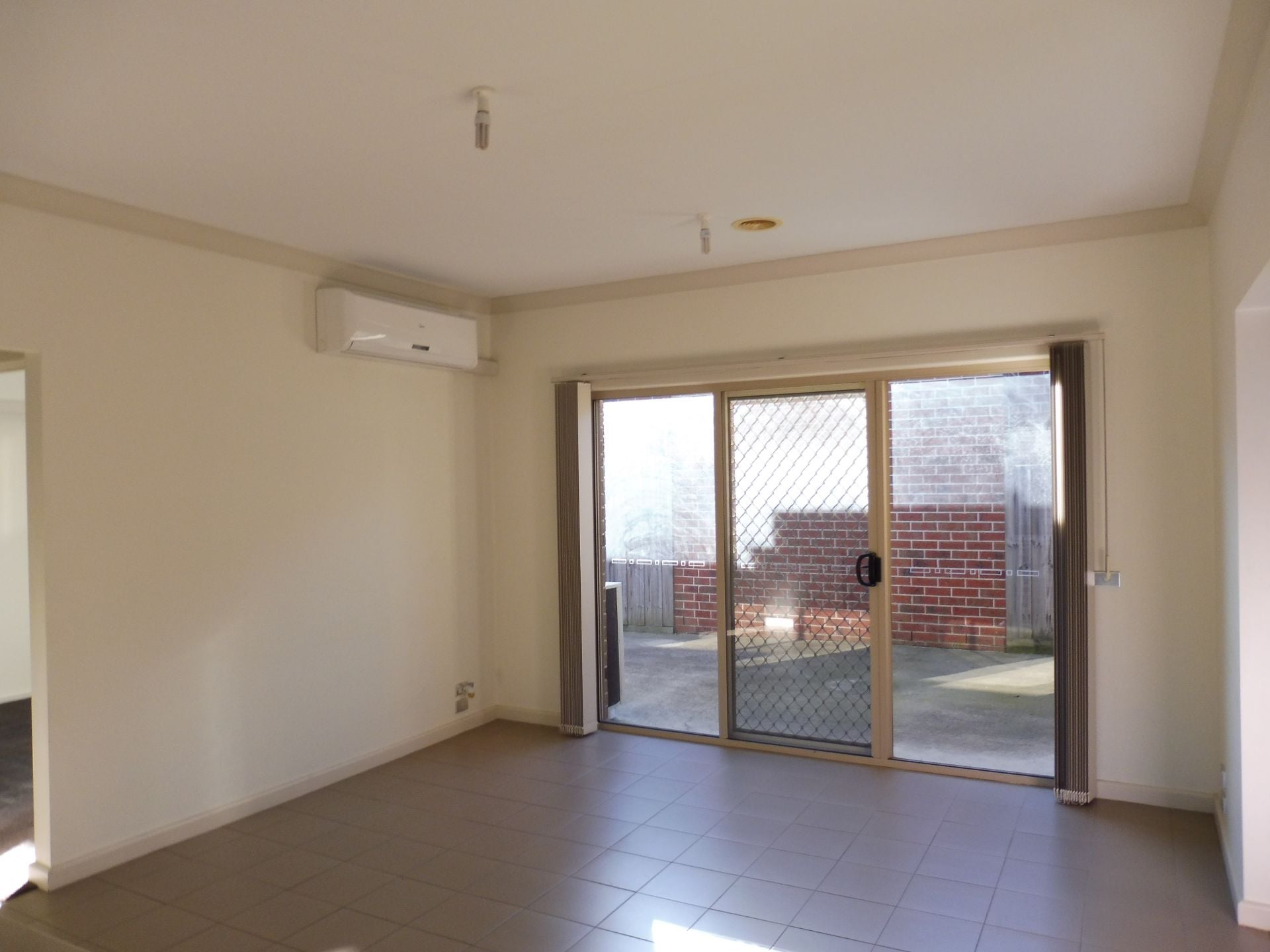 IDEAL FAMILY HOME CLOSE TO AURORA VILLAGE