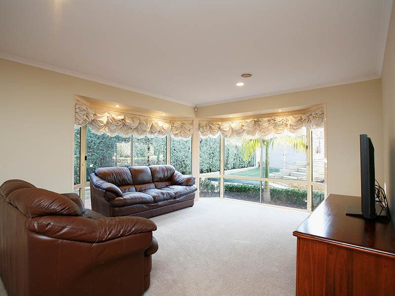 6 Yellowbox Avenue SOUTH MORANG, South Morang - Thumbnail 4