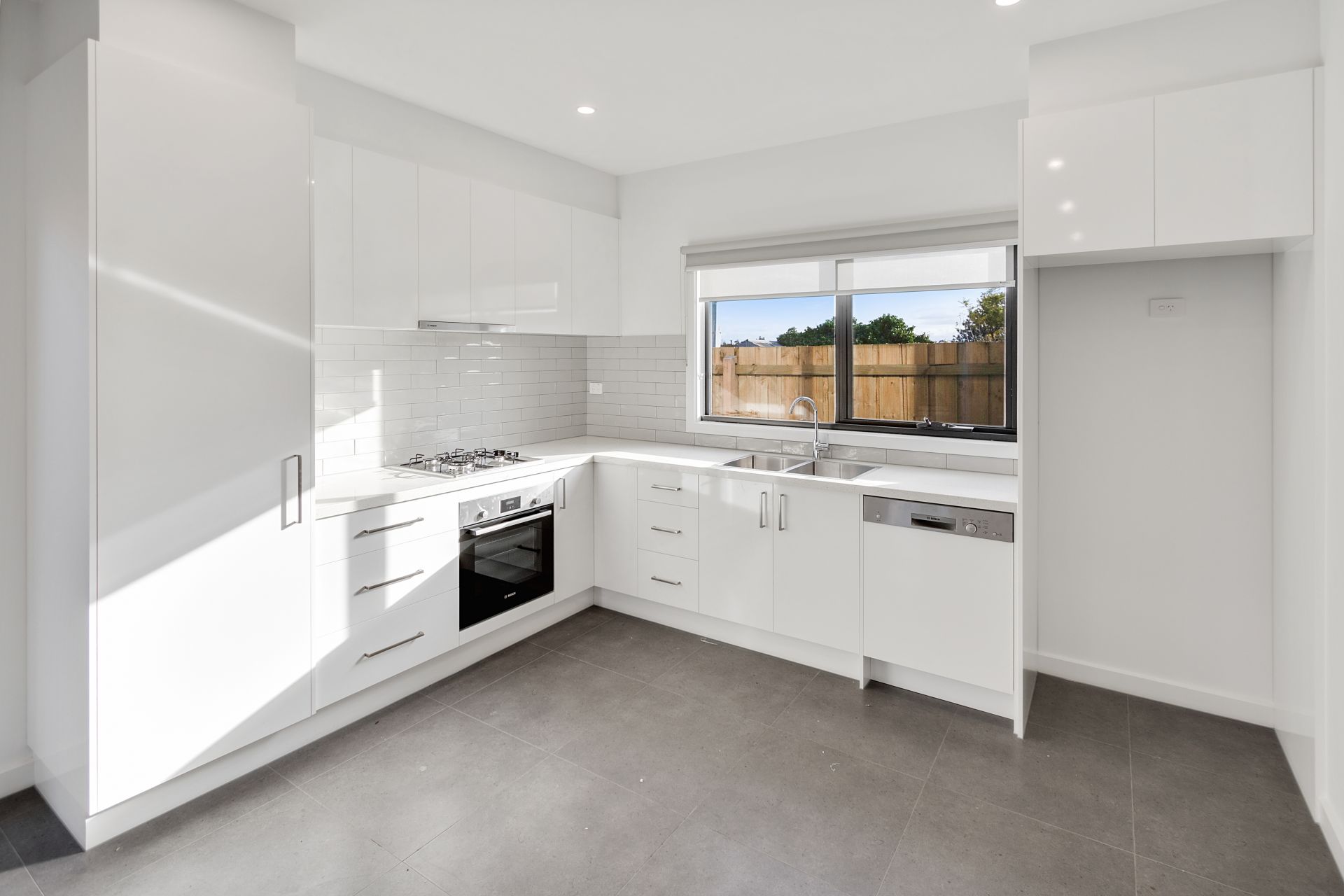 NEAR NEW STUNNING TOWNHOUSE!!