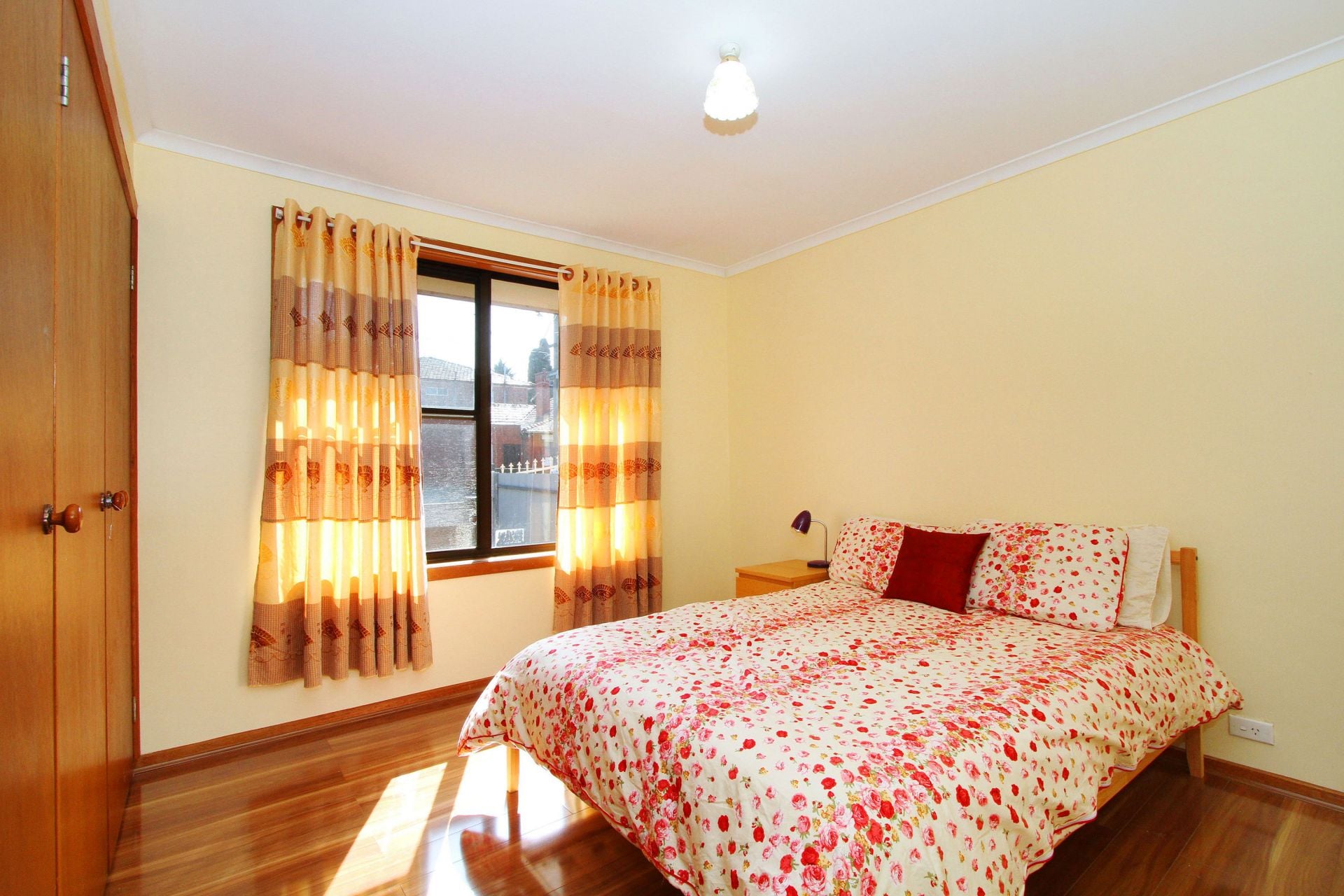 Sunny, Spacious And Its Own Street Frontage
