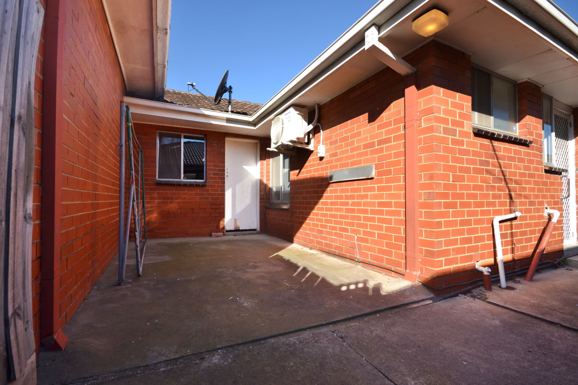 FULLY RENOVATED & IN A FABULOUS LOCATION!