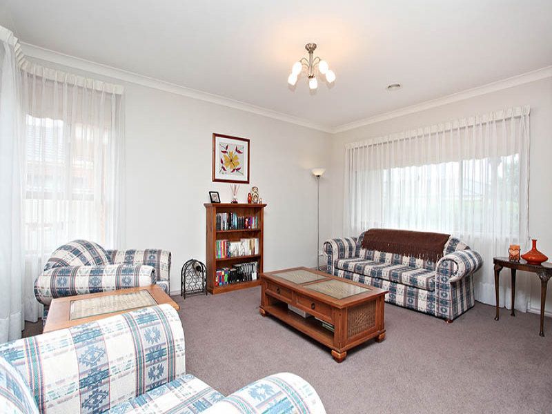 19 Alpine Gardens, Caroline Springs - Thumbnail 3