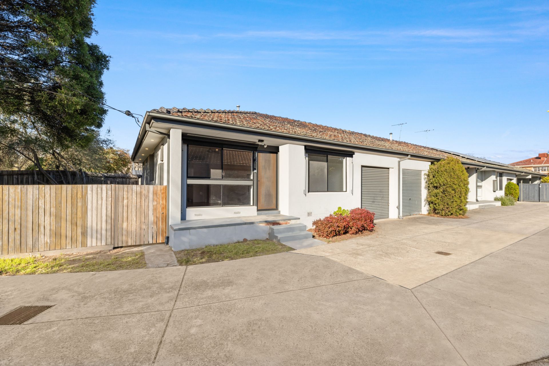Stylish Unit with Expansive Courtyard Retreat
