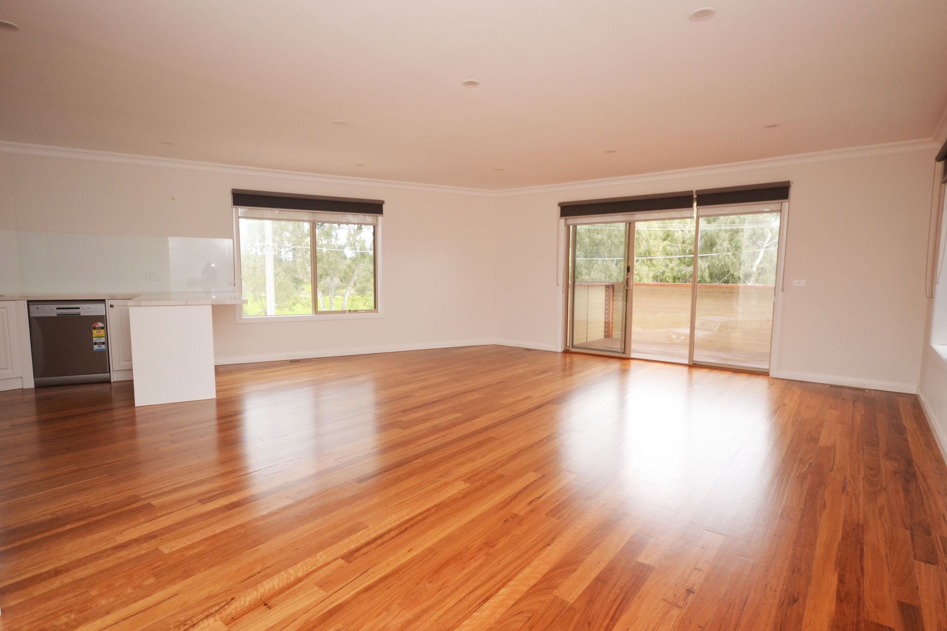CONTEMPORARY DELIGHT – THE EPITOME OF ELEGANCE OVERLOOKING PARKLANDS
