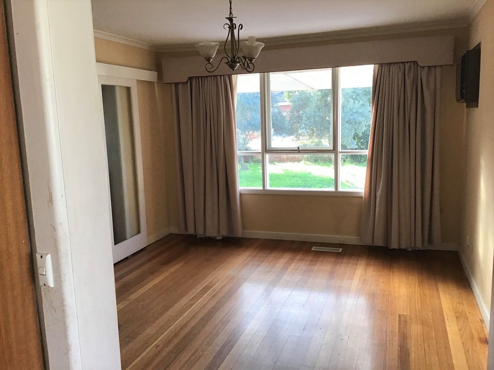 SPACIOUS THREE BEDROOM HOME IN GREAT LOCATION!